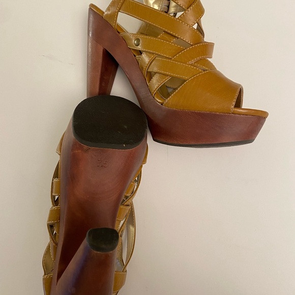 EUC! Guess brand. If you need a heel in the yellow family, this is it. - Picture 2 of 10